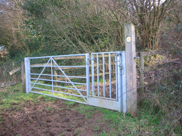 A two in one field gate